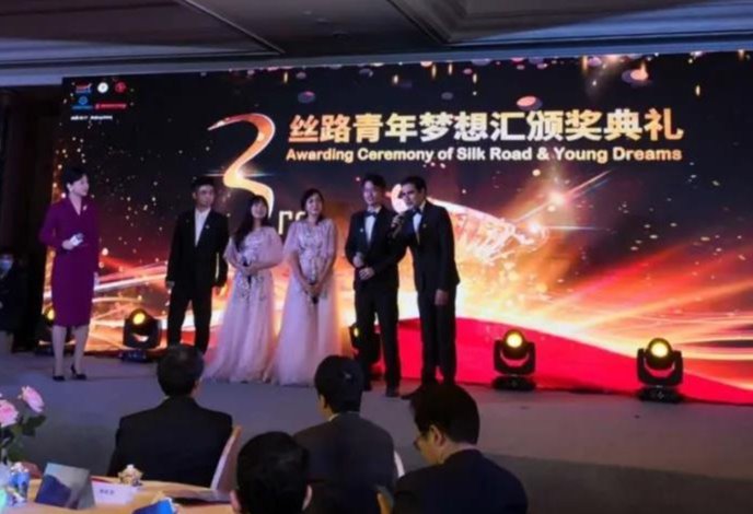 快来听深大版《你的答案》！这首歌在央视舞台大放异彩！